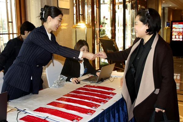 1739754335104739.jpg 報(bào)到現(xiàn)場,委員們領(lǐng)取證件。記者_(dá)劉楠_攝(1457360)-20250217085653.jpg